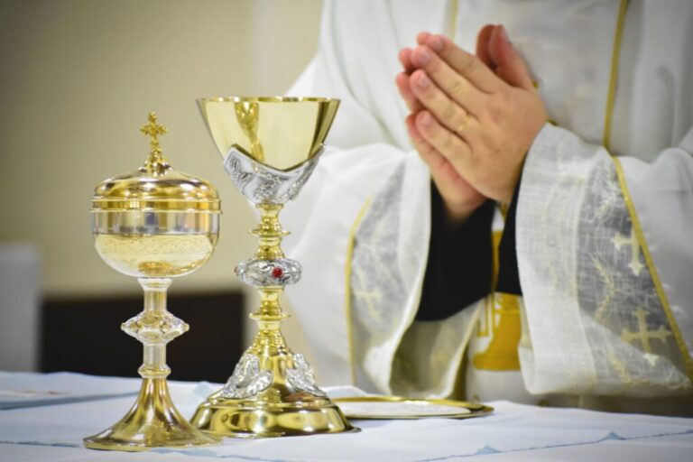 Liturgia que conecta: como tornar a Celebração Eucarística fonte de engajamento